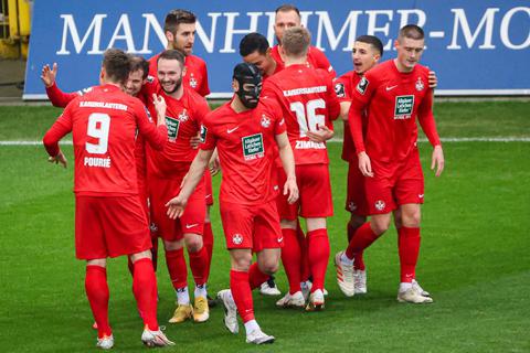 Kollektive Befreiung: Der 1. FC Kaiserslautern belohnt seine beste Saisonleistung mit dem ersten Sieg in 2021. Foto: rscp/Paul Kufahl 