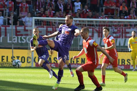 Kein Vorbeikommen: Die FCK-Abwehr um Alexander Winkler (rechts) lässt gegen Osnabrück praktisch keine Torchancen zu. Foto: imago/Werner Schmitt