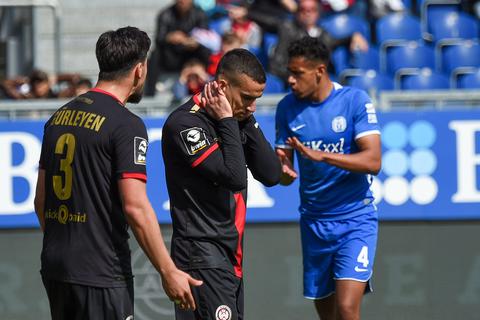 Rückschlag in einem kuriosen Spiel: Der SVWW um Ahmet Gürleyen (links) und den 1:0-Schützen Ivan Prtajin hadert mit der 1:2-Heimniederlage gegen den SV Meppen.