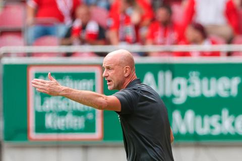 FCK-Trainer Marco Antwerpen erwartet von seinem Team einen Sieg beim SV Meppen. Foto: René Vigneron 