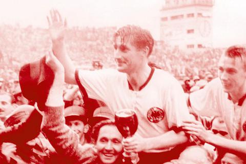 Der "Held von Bern": Fritz Walter gewinnt als Kapitän der Nationalmannschaft den WM-Titel 1954. Foto: dpa 