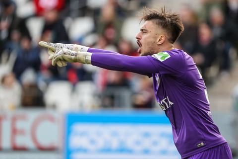 Hat mit seinen Paraden zum Zweitligaaufstieg beigetragen – und nun seinen Vertrag beim SV Wehen Wiesbaden verlängert: Arthur Lyska, der sich beim SVWW stetig weiterentwickelt hat.