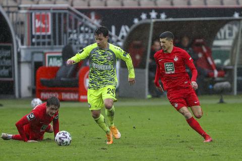 Tempo-Dribbler Dominik Prokop (Mitte) bleibt zwei weitere Jahre beim SVWW. Foto: René Vigneron