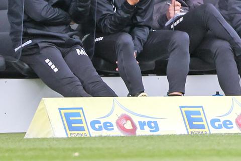 Im ersten Spiel nach der Ära Rüdiger Rehm holte der SVWW in Braunschweig einen Sieg. An der Seitenlinie führten damals Mike Krannich (links, der wie Rehm mittlerweile beim FC Ingolstadt arbeitet) Nils Döring (Mitte) und Marjan Petkovic interimsweise Regie. Archivfoto: René Vigneron