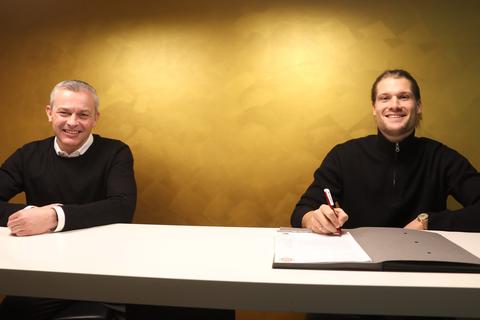 Freuen sich über die Vertragsverlängerung (v.l.): SVWW-Sportdirektor Christian Hock und Johannes Wurtz. Foto: SVWW