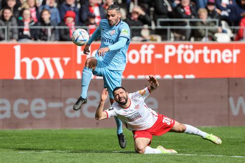 Das Bollwerk steht wieder. Die verstärkte Abwehr des SVWW, bei der Sascha Mockenhaupt auf der rechten Seite unterwegs ist, ließ Mannheim und Essen (hier RWE-Gegenspieler Oguzhan Kefkir) abprallen. Nun kommt Kellerkind Zwickau in die Brita-Arena.