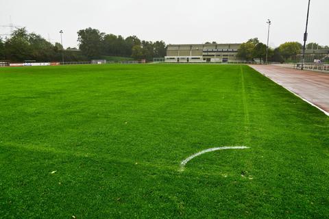 Das Grün des 1. SC Gießen-Sachsenhausen hat viel erlebt. Heute sieht man hier nur noch graue B-Klassigkeit. Foto: PeB 