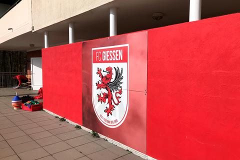 Vom schwarzen Brett zur roten Wand: Der FC Gießen II akquiriert frische Beine von Facebook und Co. Archivfoto: Dittrich 