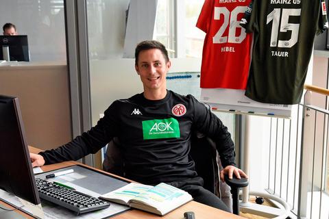 Der ehemalige Usinger Fußballer Stefan Hirschberg, nun in Diensten des Bundesligisten FSV Mainz, am Schreibtisch seines Büros im Stadion am Bruchweg.  Foto: jf 