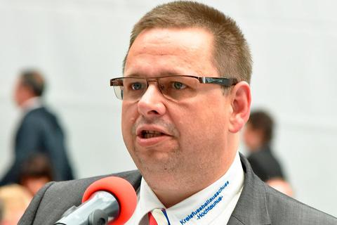 Steht Andreas Bernhardt künftig weiter als Kreisballwart oder als Oberurseler Bürgermeister am Mikrofon? Archivfoto: jf 