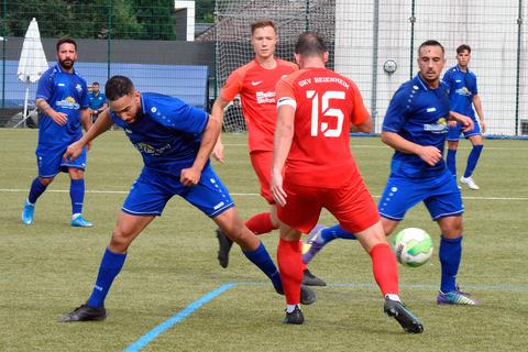 Zweikampf: Ibrahim Abbouz (links, FC Neu-Anspach) bleibt an Kapitän Dominik Reichardt vom SKV Beienheim hängen. Foto: jf 