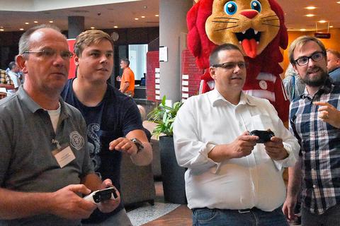 Virtuell läuft zurzeit bei Kreisfußballwart Andreas Bernhardt (Zweiter von rechts) nicht nur eSoccer (wie hier beim Markt der Möglichkeiten), sondern auch der Kontakt mit den Vereinen. Foto: jf 