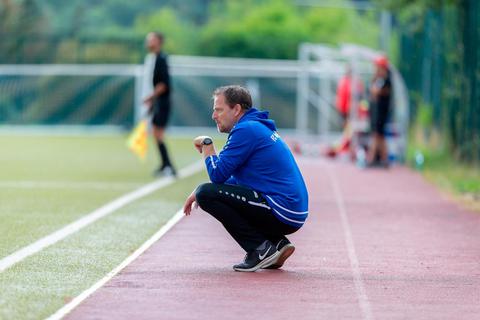 Trainer Jörg Loutchan sieht dem sonntäglichen Testspiel seines Gruppenligisten FC Neu-Anspach gegen die SG Selters entgegen. Archivfoto: Breier 