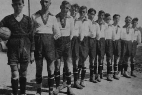 Die Mannschaft der Usinger TSG im Jahr 1929 (von links): Sommer, Kern, Hemrich, W. Kalte, Haberer, G. Kalte, B. Heinemann, Vogt, Schmidt und W. Heinemann, unbekannt.  Repro: Ettig 