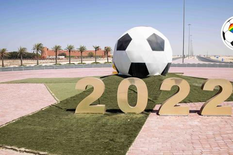 In wenigen Wochen startet die Fußball-Weltmeisterschaft in Katar. Es ist die erste in der Region und es gibt zahlreiche Kritikpunkte.