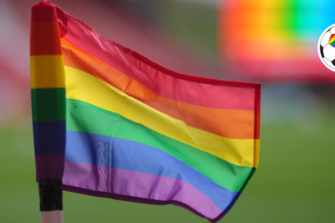 Symbole der Solidarität mit queeren Menschen gibt es auch im Fußball mittlerweile häufig. Hier beispielsweise eine Eckfahne in den Farben der Flagge der LGBTQ-Community.