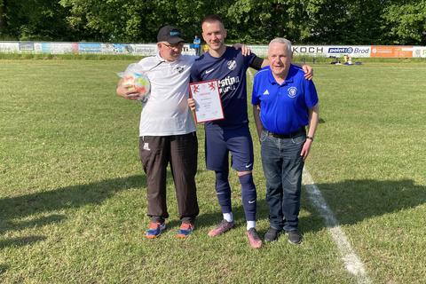 Vor dem Anpfiff des Derbys beim VfL Lauterbach hat der Klassenleiter Gerhard Welter die FSG Wartenberg für die Meisterschaft in der Fußball-Kreisliga A Lauterbach/Fulda geehrt.
