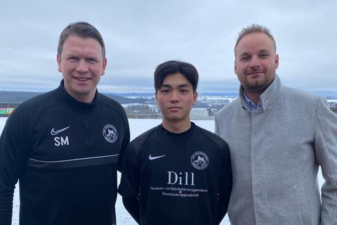 Auf dem verschneiten Reckenforst präsentieren Trainer Steffen Moritz (links) und Abteilungsleiter Thomas Heftrig (rechts) den japanischen Neuzugang Yuri Fujikawa.
