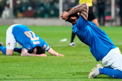 Wieder nicht dabei bei der Fußball-WM sind die nach der gescheiterten Qualifikation gegen Nordmazedonien am Boden zerstörten Italiener. © dpa