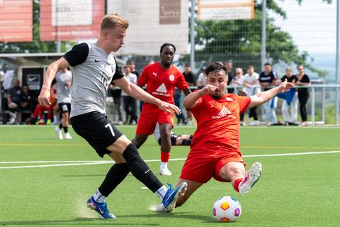 Leon Wilki (links) hat das 2:0 für die Hadamarer auf dem Fuß, aber Emirkan Dorul (Türkischer SV Wiesbaden) kann erneut klären.