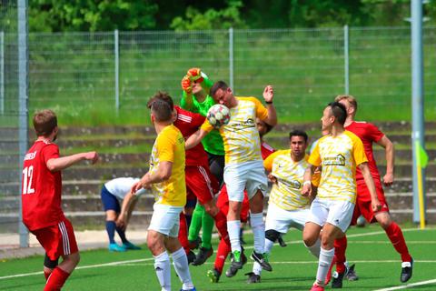 Ohne Sieger trennten sich die FSG Gräveneck/Seelbach/Falkenbach (gelbe Trikots) und die SG Oberlahn II in Gruppe 1 der B-Liga. Rüdiger Konrad
