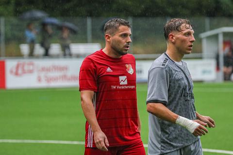 Sie haben sich gerade nichts zu sagen: Fabian Steinebach (SG Hundsangen/Steinefrenz-Weroth, links) und Tommy Brühl (Sportfreunde Eisbachtal).