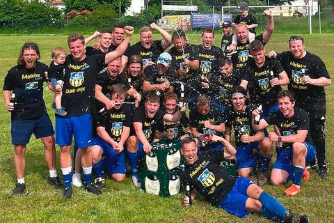 Jubel, Trubel, Heiterkeit: Die SG Hirschhausen/Bermbach freut sich nach dem Schlusspfiff beim FC Rubin Limburg-Weilburg über die Meisterschaft in der Gruppe 2 der C-Liga. Sybille Langer
