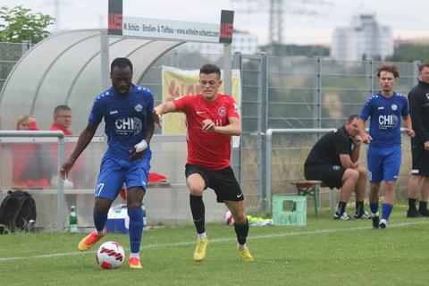 Giftig in den Zweikämpfen, so wie in dieser Szene Dennis Leukel (TuS Dietkirchen, rechts) im im Testspiel gegen den FV Biebrich, wünscht sich Trainer Steffen Moritich seine Spieler am Samstag im Heimspiel gegen den 1. FC Erlensee. 	