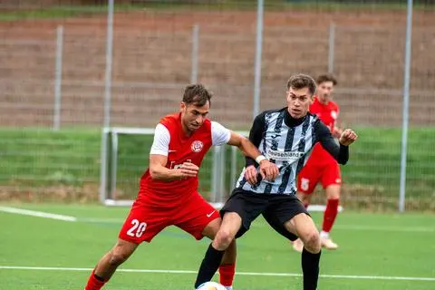 Dirigiert das Spiel des SV Rot-Weiß Hadamar mit klugen Pässen aus der Mitte heraus: Tolga Demirbas (links), hier im Zweikampf mit Maximilian Hagner vom SSC Juno Burg.