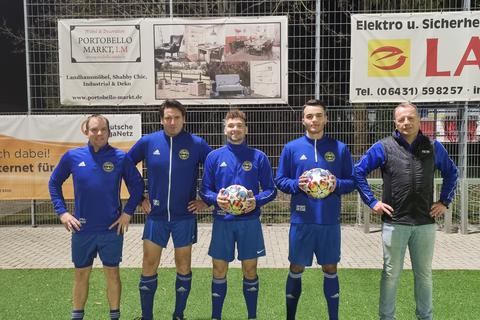 Der SC Offheim präsentiert seine Winterneuzugänge (von links): Spielausschussvorsitzender Andreas Kunz, Co.-Trainer Tilmann Heidenreich, Razvan Andrej Nistor, Paul Luis Schmidt und Trainer Dirk Hannappel.