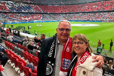 Zur Aufnahme im "Club 100" gehörte für Rainer und Silvia Staffa auch der Besuch des Länderspiels in München gegen England.  Foto: Staffa 