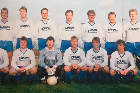 Der TuS Laubuseschbach Anfang der 90er Jahre: (hinten, v.l.) Frank Eichhorn, Stefan Schulz, Dirk Dornheim, Ernst Jung, Stefan Lorber, Carsten Schneider, Bernd Bocian, Jörg Isermann, Trainer Walter Staaden (vorne, v.l.) Michael Quabius, Matthias Tschöp, Ralf Lohr, Sieghorst Kreckel, Stefan Bernhardt, Jürgen Medenbach und Spielausschuss Dieter Quabius.  Foto: TuS Laubuseschbach 