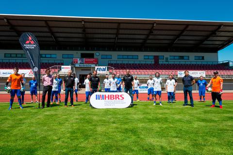 Seit neuestem sind Uwe Bindewald (Bildmitte, links) und Alexander Schur (Bildmitte, rechts) Botschafter für den HBRS, besuchten am Freitag die HBRS-Landesauswahl Fußball ID in Wetzlar. Foto: Ralf Kuckuck/HBRS 