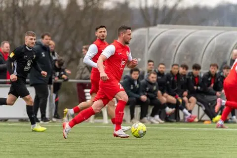 Dirigiert aus dem Mittelfeld und geht auch körperlich voran: Hadamars Spielertrainer Maurice Burkhardt (vorn), beobachtet von Nico Rieble.