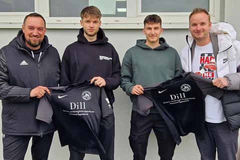 Von links: Viktor Iterman (künftiger Trainer des TuS Dietkirchen II), die Neuzugänge Luca Heller und Lorenz Marquart sowie Thomas Heftrig (Abteilungsleiter).