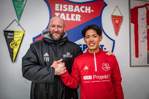 Eisbachtals Trainer Marco Reifenscheidt (links) freut sich über die Unterstützung im Abstiegskampf der Fußball-Oberliga durch den japanischen Neuzugang Keita Sasaki.