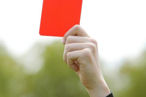Der Schiedsrichter zeigt die rote Karte.