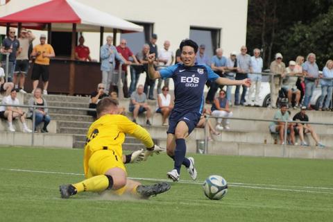 Wer kommt wohl eher an den Ball: der Waldbrunner Angreifer Yoshiki Watai (rechts) oder der Waldgirmeser Keeper Sven Mainusch?