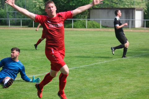 Torhüter Tobias Kasteleiner ist geschlagen. Christian Kopp bejubelt das 2:0 für die SG Oberlahn. Am Ende steht ein knapper 3:2-Sieg gegen den FCA Niederbrechen zu Buche. Foto: André Bethke 