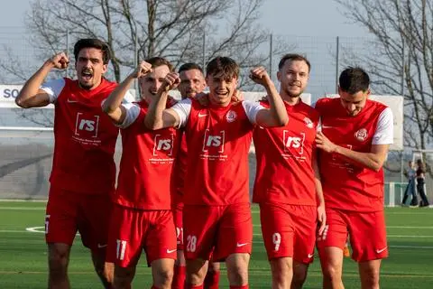 Wie hier im Derby gegen den VfR 07 Limburg, würden die Hadamarer sehr gerne auch am Sonntag in Hornau jubeln (von links): David Sumak, Thomas Brewer, Trainer Maurice Burkhardt, Raoul Petak, Larion Kosuchin und Nico Rieble.
