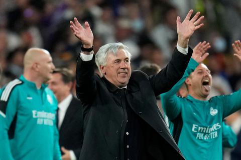 Der "Maestro" in seinem Element: Trainer Carlo Ancelotti führt Real Madrid nach einem unglaublichen Finish ins Finale der Champions League. Dort kann der 62-Jährige erneut Einzigartiges schaffen. Foto: dpa 