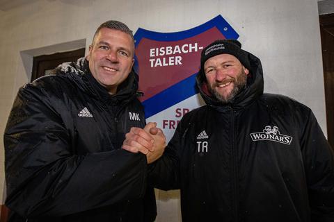 Sie freuen sich auf die gemeinsame Zusammenarbeit: Eisbachtals Trainer Marco Reifenscheidt (rechts) und der neue Co.-Trainer, Marco Köster (links).