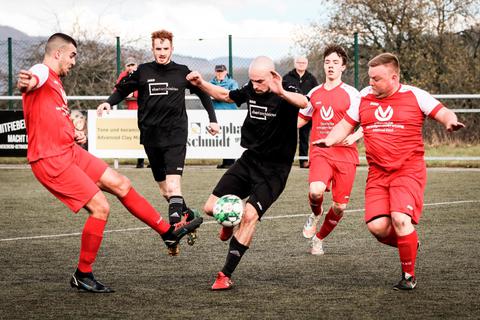Kampf um den Ball in Winkels mit 3:2-Überzahl für die FSG Wirbelau/Schupbach/Heckholzhausen: (v.l.) Marcel Pfeiffer, Philipp Stückrath, Dennis Fritz, Til Laurin Nickel und Florian Stoll. © Carsten Dorth