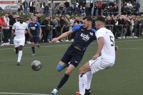 Duell vor prächtiger Kulisse auf dem Stephanshügel. Der Waldbrunner Spielertrainer Steffen Rücker (in Blau) kommt in dieser Szene vor dem Limburger Amar Catovic zum Schuss.