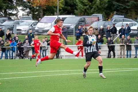 Versucht es kunstvoll: Paul Sapper (SV Rot-Weiß Hadamar), von Jan Lotz (SSC Juno Burg) im Sechzehner "vergessen", nimmt den Ball direkt als Lupfer.