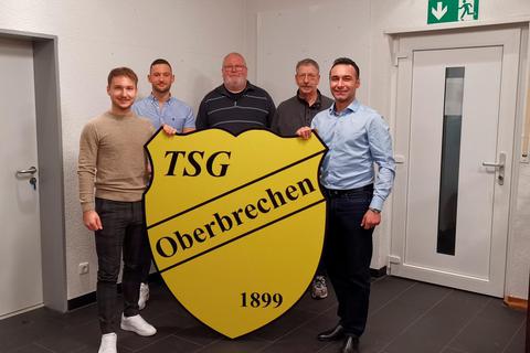 Vertragsverlängerung bei der TSG Oberbrechen: (v.l.) Alexander Schraut (Cheftrainer), Tobias Kremer (Kapitän der 1. Mannschaft), Ludger Roth (Vorsitzender), Armin Münkel (Abteilungsleiter Seniorenfußball) und Serdar Bucak (Abteilungsleiter Fußball).  Foto: Sascha Lanzel 