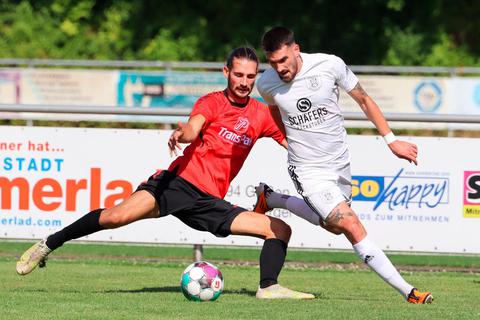Stabilisator und Abräumer: Rechtsverteidiger Rouven Ter Jung (l.), hier im Duell mit Biedenkopfs Ernes Hidic, ist aus der Abwehr der SC Waldgirmes U23 nicht mehr wegzudenken.