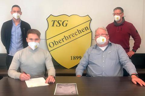 Vertragsverlängerung coronakonform und stilecht mit Mundschutz der TSG Oberbrechen: (v.l.) Tobias Kremer (Kapitän 1. Mannschaft), Spielertrainer Alexander Schraut, Ludger Roth (1. Vorsitzender) und Armin Münkel (Abteilungsleiter Fußball)..  Foto: Sascha Lanzel  