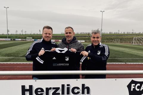 Ab Sommer ein Team beim FCA Niederbrechen (von links): Dominik Groß (Sportlicher Leiter), Trainer Stefan Simon und Klaus Stillger (1. Vorsitzender). 