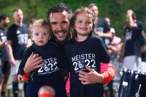 Spielertrainer Florian Hammel, hier mit seinen beiden Kindern nach der Meisterschaft, möchte die Saison des FC Dorndorf mit dem Kreispokalsieg krönen.  Foto: René Weiss 